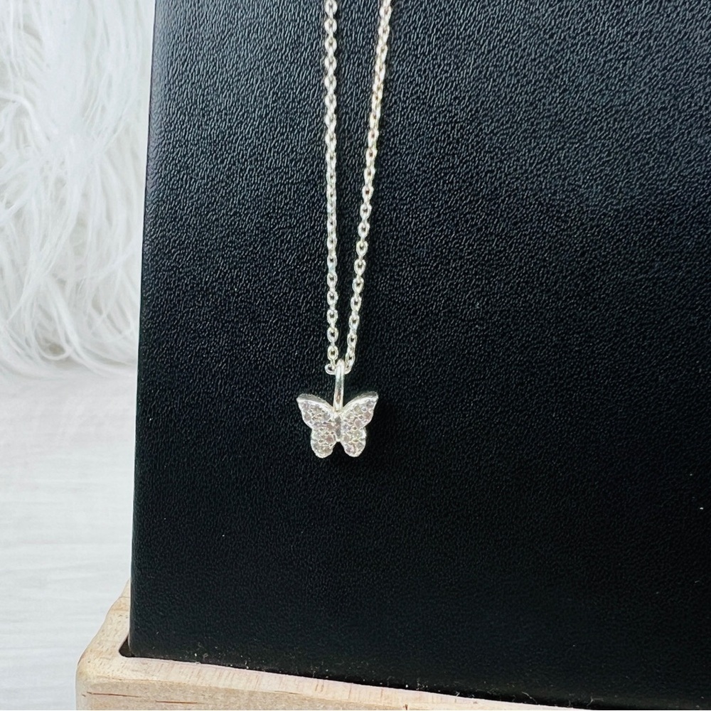 Beautiful delicate, silvertone solid / bling, butterfly pendant necklace - Picture 5 of 9